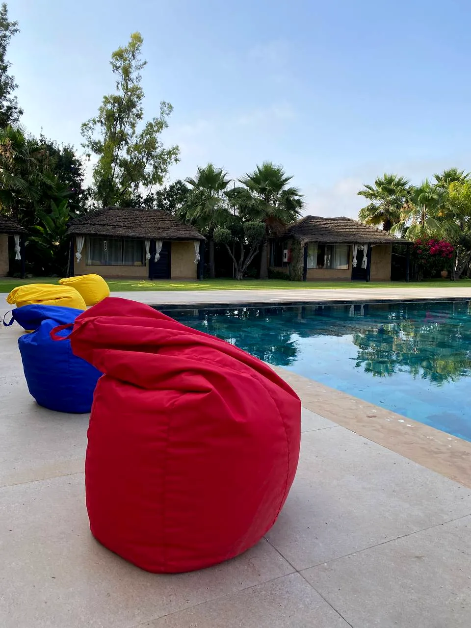 Poufs DouConfort installés dans un riad à Marrakech