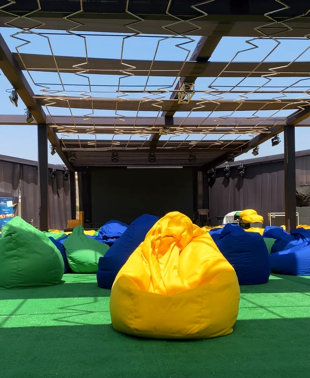 Poufs multicolores en location pour événement au Maroc