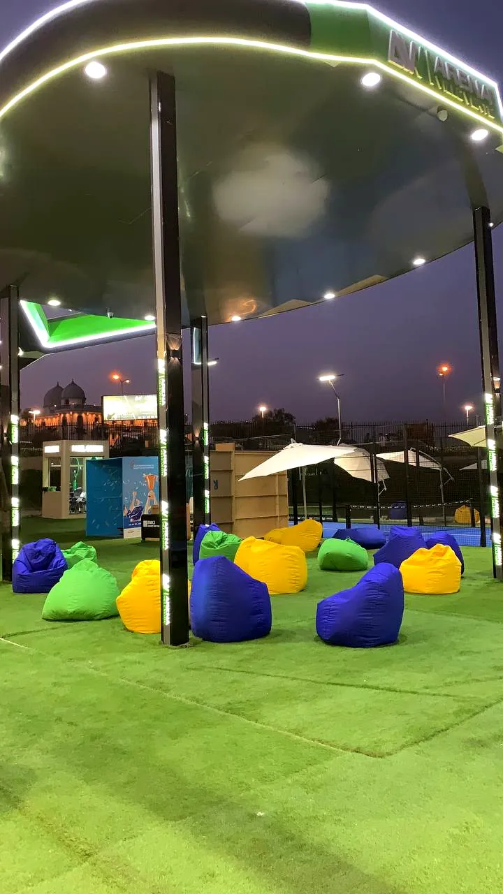 Poufs DouConfort installés dans un espace de coworking et padel