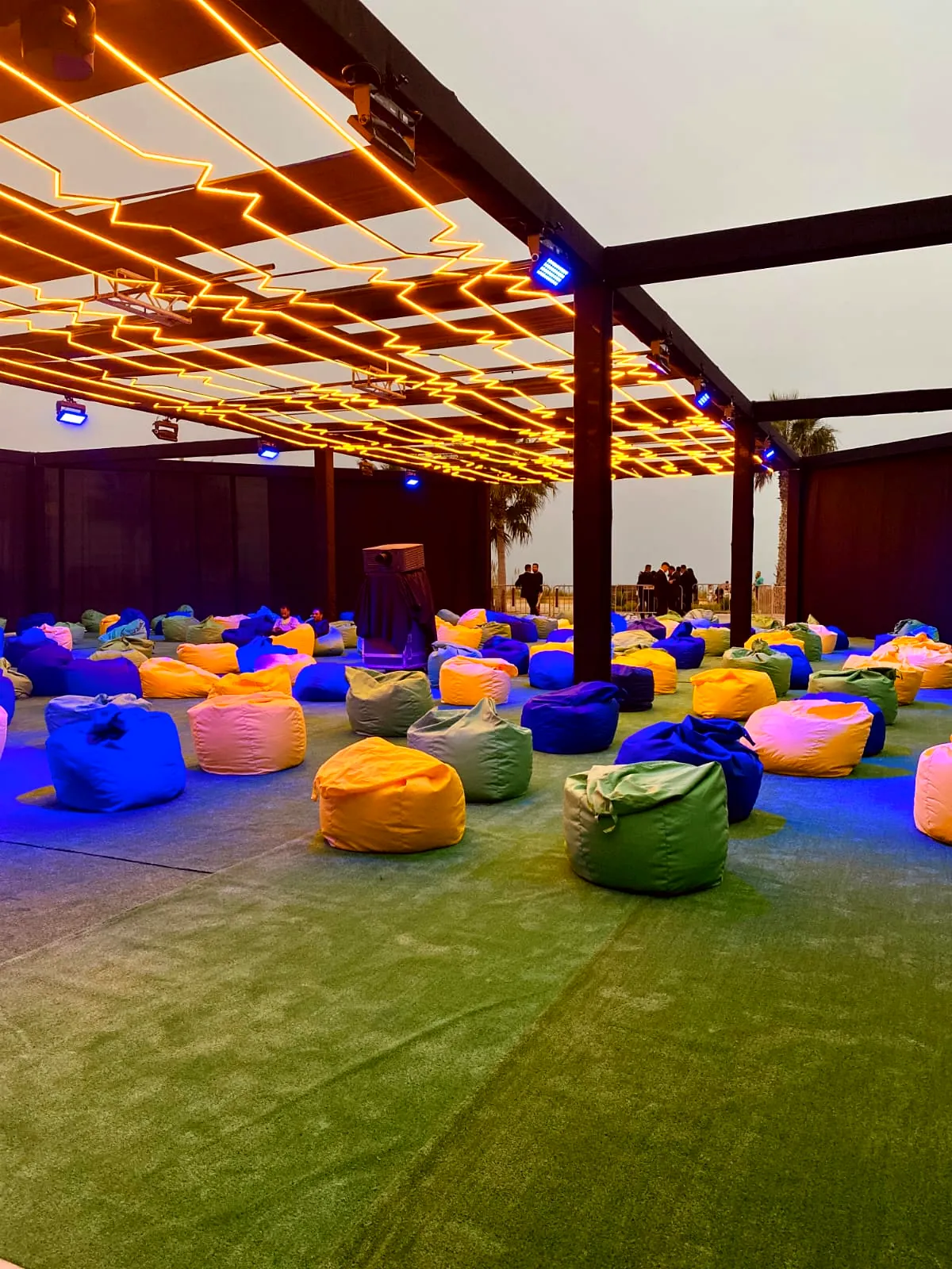 Centaines de poufs colorés en location pour un événement corporate