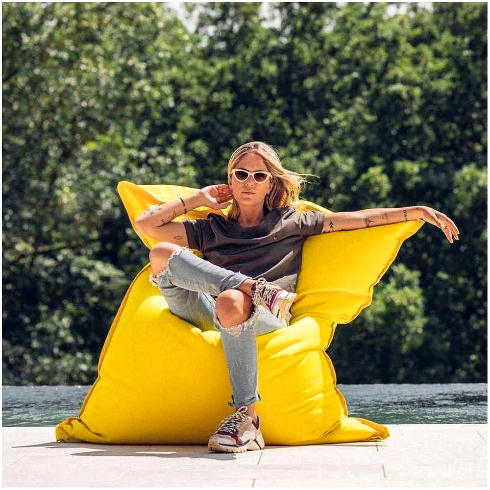 Pouf poire jaune dans un cadre lifestyle